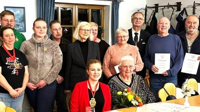 Bild: D. Fischer/exb
Die Verantwortlichen der Narhalla danken in der Jahreshauptversammlung treuen Mitgliedern.