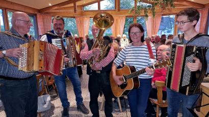 Bild: R. Kreuzer
Improvisiert, zünftig und unterhaltsam: das Nordoberpfälzer Musikantentreffen in Letzau. Hier (von links) Ehrenmitglied Karlheinz Deisinger, Hans Roland, Horst Maibach, Barbara Dineiger und der Junior, Felix Lotter.