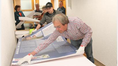 Bild: pi
Andreas Ringholz (vorne, Zweiter von rechts) und das HAK-Team sind eifrig am Vorbereiten der Sonderausstellung "Waidhauser Geschichte/n".
