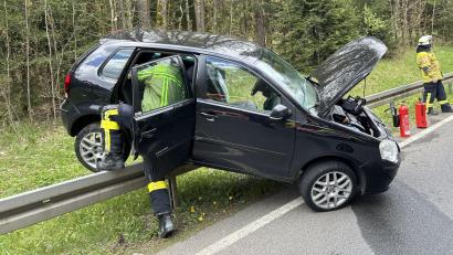 Bild: Polizeiinspektion Sulzbach-Rosenberg/exb
Auf einer Leitplanke an der B 85 landete ein beteiligtes Auto nach einem Unfall bei Edelsfeld.