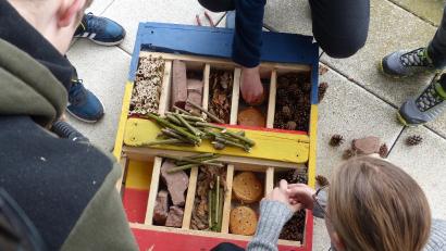 Bild: Pfarrer Martin Besold/exb
Zur "72-Stunden-Aktion" bastelte eine Gruppe der Erbendorfer Ministranten ein Insektenhotel.