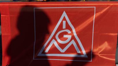 Bild: Friso Gentsch/dpa/Symbolbild
Das Logo der IG Metall auf einem Banner.