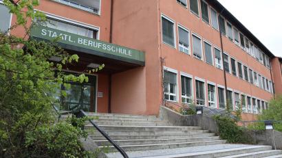 Bild: mfh
Eine Generalsanierung des Staatlichen Beruflichen Schulzentrums in Sulzbach-Rosenberg an der Neumarkter Straße wird es wegen extremer Kostensteigerungen nicht geben. Aber um eine Mängelbeseitigung beim Brandschutz und bei der Sicherheitstechnik kommt der Landkreis nicht herum.