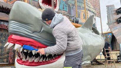 Bild: Gabi Schönberger
Da werden sogar dem Hai die Zähne gebürstet: Die Vorbereitungen für das Frühlingsfest in Weiden laufen auf Hochtouren.