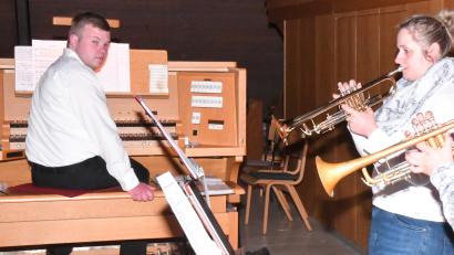 Bild: sche
Zum 30. Geburtstag der Kirchenorgel in St. Josef, Raigering, gestalteten (von links) Jonas Weiß an der Orgel, Jasmin Hiltl, Trompete und Gitarre sowie Elisabeth Donhauser auf der Trompete ein Kirchenkonzert.