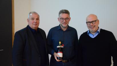 Bild: Kunz
Wolfgang Pausch (links) und sein Stellvertreter Matthias Rösch (rechts) verabschieden ihren Gründungs-Schatzmeister Stefan Bäumler.