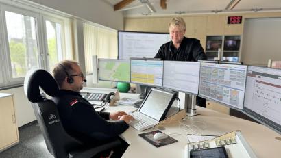 Bild: Dominik Mark
Jürgen Meyer (rechts), Leiter der Betriebsstätte Weiden der ILS Oberpfalz-Nord, und Schichtleiter Stephan Krauß haben mit ihrem Team alle Notrufe im Blick.
