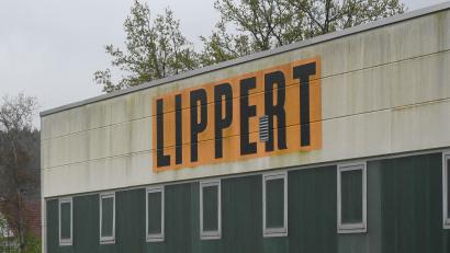 Bild: Gabi Schönberger
Das Lippert-Logo am Standort in Pressath. Der Schriftzug ist auch in der Porzellanindustrie häufig zu finden.