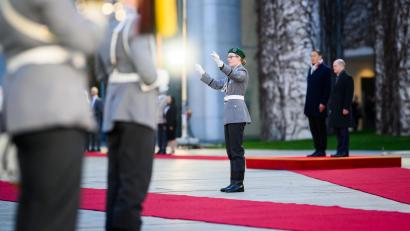 Bild: Marvin Ibo Güngör/Presse- und Informationsamt der Bundesregierung
Lisa-Marie Holzschuh mittendrin beim Staatsempfang in Berlin, hier bei der Begrüßung von Thailands Premierminister Srettha Thavisin durch Bundeskanzler Olaf Scholz (rechts).