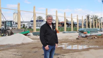 Bild: Thomas Dobler
Richard Kurz, Chef der Firma Kurz Holzhaus, lässt derzeit eine 105 Meter lange Produktionshalle errichten. Darin sollen schon bald mit modernsten Maschinen Fertigelemente für Holzhäuser hergestellt werden.