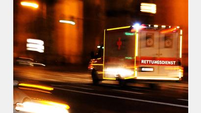 Bild: Nicolas Armer
Ein Rettungswagen ist unterwegs. Sanitäter müssen im Einsatz immer öfter Beleidigungen über sich ergehen lassen.
