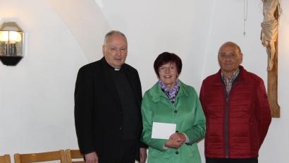Bild: heb/exb
Stadtpfarrer Georg Flierl (links) freute sich sehr über die Spende in Höhe von 1000 Euro für die Renovierung der Kirchenorgel. KAB-Vorsitzende Rita Kraus und Zweiter Vorsitzender Hubert Kraus übergaben kürzlich den Betrag.