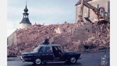Archivbild: Georg Stauber/exb
Ein riesiger Schuttberg türmte sich nach dem Einsturz des Gebenbacher Kirchturms unterhalb des geplanten Neubaus auf.