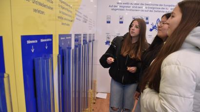 Bild: ubb
Acht Thesen zu Europa: Die Mädchen überlegten gut und lange, bis sie mit dem Einwurf von kleinen gleben Bällen in Glasröhren ihre Ansichten kundtaten.