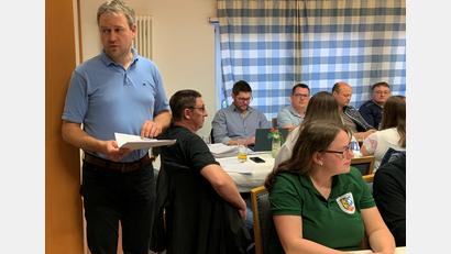 Bild: fvo
Dorfsprecher Andreas Bodensteiner (links) bei der Jahreshauptversammlung in Albersrieth