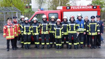 Bild: sl
Die erfolgreiche Feuerwehrtruppe mit Lisa Bäumler (Vierte von links), Hannes Rosemann, Ann-Katrin Kammerer, Johannes Hartwig und Andreas Bäumler (ab Siebter von links) schaffte die Leistungsprüfung bei strömendem Regen.