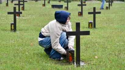 Bild: Petra Hartl
Deutsche und französische Schüler aus der Normandie tauschen am Katharinenfriedhof in Amberg die Kerzen der Kriegsgräber aus.