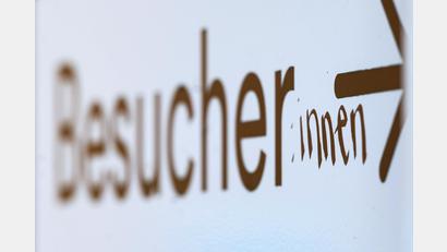 Symbolbild: Marijan Murat
Mit dem Doppelpunkt zu gendern, ist nur eine Alternative von vielen.