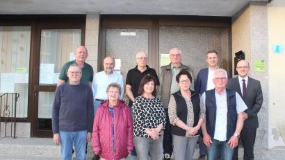 Bild: Josef Söllner/exb
Vor Kurzem feierte Hubert Becher (vorne, rechts) seinen 75. Geburtstag. Dazu gratulierten unter anderem Ehefrau Petra (vorne, Zweite von rechts), Hans Enders (vorne, von links), Christa Schiener und Renate Kuhbandner sowie (hinten, von links) Josef Söllner, Rudi Rubenbauer, Reinhard Kuhbandner, Robert Reger, Bürgermeister Wolfgang Söllner und Kirchenpfleger Stefan Kausler.