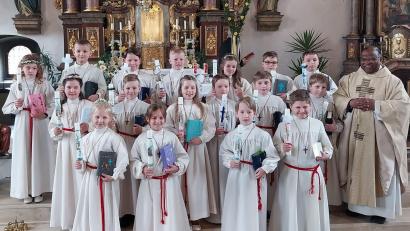 Bild: gri
17 Kinder feiern in der Pfarrkirche St. Martin in Wutschdorf Erstkommunion.