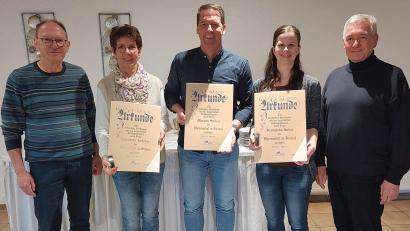 Bild: Christian Hofmaier
Drei verdiente Funktionäre wurden beim Bezirkstag der Oberpfälzer Volleyballer ausgezeichnet: (von links) Bezirksvorsitzender Werner Schmitt, Lisa Lederer, Markus Spörer, Franziska Reiter und BVV-Präsident Klaus Drauschke.