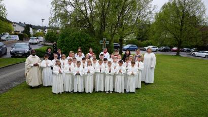 Bild: wec
Die Kommunionkinder (6 aus Pittersberg, 6 aus Theuern und 14 aus Ebermannsdorf), mit Pfarrer Sagayaraj Lourdusamy (links), Gemeindereferentin Kathrin Blödt (rechts), den Ministranten und Lehrerinnen (hinten) nach ihrem Erstkommuniongottesdienst.