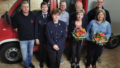 Bild: hzi
Charlotte Benz (vorne links) wurde als neue Kassiererin der Feuerwehr Heinersreuth, Stefan Schleicher (hinten links) als neuer Beisitzer gewählt. Daneben die ausscheidenden Vorstandsmitglieder Reinhard Schmidt, Hans Ziegler und Andreas Heldörfer. Den Ehefrauen wurde zum Dank ein Blumenstrauß überreicht.