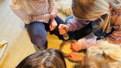 Bild: Ann-Kathrin Förderreuther/exb
Die Kinder probierten es aus, mit steinzeitlichen Mitteln Getreide zu mahlen.