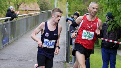 Bild: &quot;Theo Kiefner 
Andreas Hecht (rechts) war beim Halbmarathon in Ingolstadt schnell unterwegs und wurde bayerischer Vizemeister.
