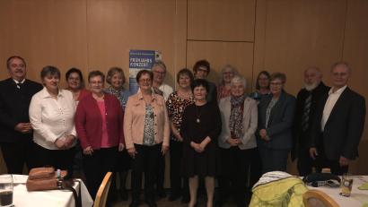 Bild: mma
Langjährige Mitglieder des Landfrauen-Singkreises Gebenbach werden geehrt Bürgermeister Peter Dotzler (links), Chorleiter Heinz Krob (rechts), Adolf Gassner (Zweiter von rechts) vom Sängerbund und Vorsitzende Anne Wendl (Dritte von rechts) gratulieren.