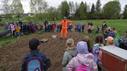 Bild: Stadt Tirschenreuth/exb
Rosi Rahn (Mitte) im Kreise der Kinder und Lehrerinnen.