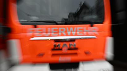 Symbolbild: Bernd Weißbrod/dpa
Ein Feuer beschädigte bei einem Carportbrand mehrere Oldtimer.