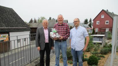 Bild: Franziska Pocker/exb
Bürgermeister Günter Kopp (links) und Geschäftsleiter Christopher Östreicher dankten Rentenberater Wolfgang Sieder (von rechts).