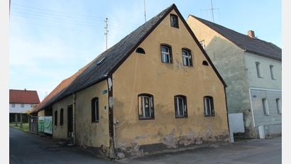 Bild: pi
Dieses im Gemeindeeigentum stehende Haus im Bienenweg soll im Rahmen des Integrierten Städtebaulichen Entwicklungskonzepts saniert werden.