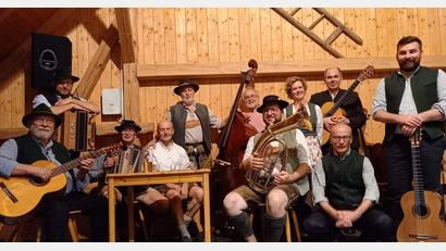 Bild: u
Volksmusik vom Feinsten sowie hintergründige und humorvolle Couplets bieten die „Hirschauer Wirtshausmusi“, die „Pfiffigen Knepf“ und Couplet-Sänger Franz Maier bei der „Musi im Kirwastodl“ (von links): Hans Kiener, Uwe Herrmann, Franz Dolles, Werner Winter, Franz Birner, Moderator Hans Meindl, Alexander Götz, Sabine Pschibl, Sigi Winter (vorne), Franz Maier (hinten) und Marco Winter.