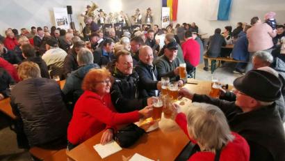Bild: gz
Für gute Stimmung mit Musik sorgt "Blech-5ÜNF" im vollbesetzten Saal am "Tag des Bieres" in Eslarn.