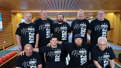 Bild: Backes
Die Kegler des TSV Kümmersbruck sind Bezirksliga-Meister: Hinten von links Adolf Kelsch, Manfred Kirschner, Johannes Kraus, Albert Greger und Markus Schöner sowie vorne von links Thomas Kraus, Christian Kraus , Tobias Hammerschmidt und Jürgen Kloppottek.