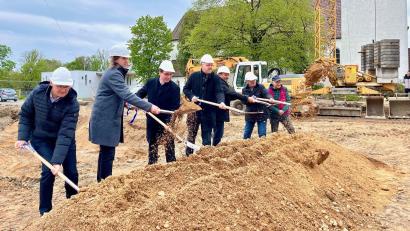 Bild: Gabi Schönberger
Klaus Hofmann, Architekt Volker Schwab, Michael Müller vom Pfarrgemeinerat, Pfarrer Johannes Lukas, Oberbürgermeister Jens Meyer und Bauunternehmer Helmut Kreuzer (von links) beim symbolischen Spatenstich für das neue Pfarrheim.