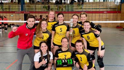 Bild: Mike Welz/exb
Die Volleyballerinnen des SV TuS/DJK Grafenwöhr bejubeln den Gewinn des Bezirkspokals.