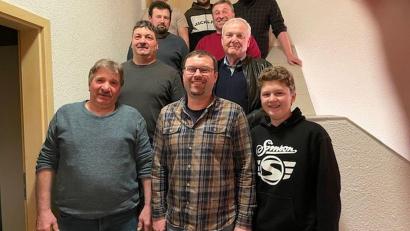 Bild: Gemeinde Kulmain/exb
Der Vorstand der Zinster Jagdgenossen mit Jägerschaft und Bürgermeister Günter Kopp (Dritter von rechts).