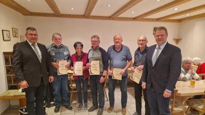 Bild: Fabian Weinberger/exb
Ehrungen standen bei den Mitterteicher Siedlern an. Im Bild (von links) Vorsitzender Matthias Kraft, Josef Schaumberger, Christine Huber, Hermann Eiglmeier, Heinz Gold, Walter Wenisch und Bürgermeister Stefan Grillmeier
