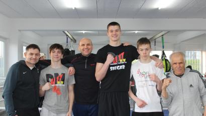 Bild: Anja Kowalczyk/exb
Die Boxer des BC Amberg waren in Chemnitz erfolgreich. Von links: Betreuer Eduard Hermann, der Drittplatzierte im Federgewicht Dima Kurjanovitsch, Trainer Ruslan Schönfeld, Goldmedaillengewinner Dietrich Hermann, Xavier Hermann und Ahmet Göksu.
