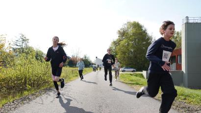 Bild: kaz
Bei der Aktion "Wir laufen für ein besseres Klima!" nehmen 25 Schulen aus dem Landkreis Tirschenreuth teil. Am Stiftland-Gymnasium gab es am Mittwoch einen Aktionstag.