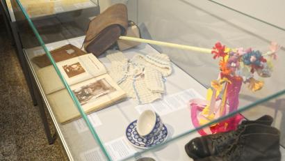 Bild: Jochen Neumann/exb
Schuhe, Schulranzen, Fotoalben: Dinge, die die Flucht überstanden und für die Flüchtlinge ein Stück Heimat waren, sind in einer Sonderausstellung im Museum "Flucht – Vertreibung – Ankommen" zu sehen.