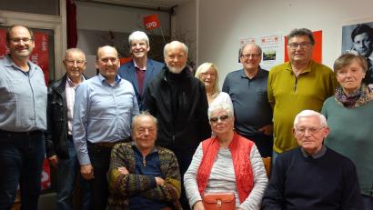 Bild: Günther Amann (ag)
Die Hirschauer SPD wählt einen neuen Vorstand (sitzend, von links): Albert Kraus, Marianne Braun und Alfred Hausmann; stehend (von links): Michael Högl, Rudi Wild, Fraktionssprecher Josef Birner, Kreisvorsitzender Michael Rischke, Vorsitzender Günther Amann, Sonja und Georg Gebhardt, Hubert Zeitler und Elisabeth Böller-Kielhorn.
