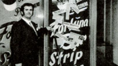 Archivbild: Bonkoß
Walter Klankermeier steht um das Jahr 1970 vor seiner Fortuna-Bar in der Weidener Bahnhofstraße.