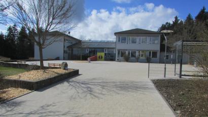Bild: exa
Der neugestaltete Pausenhof in der Fichtelnaabtal-Grundschule in Neusorg.
