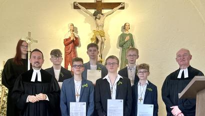 Bild: hdk
Konfirmation in der Gustav-Adolf- Gedächtniskirche in Hirschau (von links): Kreuzträgerin Jessika Schwinger, Pfarrer Stefan Fischer, Jannik Schlaffer, Maximilian Morawa, Luca Preisinger, Sean Snider, Samuel Grünwald, Johannes Kern und Pfarrer Heinrich Arweck.