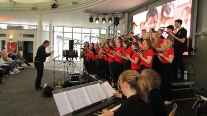 Bild: sei
Mit einem fulminanten Konzert verabschiedete sich Wolfgang Ziegler als Chorleiter des Teeniechors. Er wird den Dirigentenstab an Jakob Fritz weitergeben. Jenny Meincke (vorne) und die Band begleiteten gefühlvoll die Songs des Teeniechors.