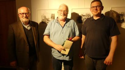 Bild: rn
Gregor Forster (rechts) übernimmt von Matthias Haberberger (Mitte) die Aufgaben des Schriftführers. Mit kleinen Präsenten bedankt sich Karlheinz Keck für dessen jahrzehntelanges Engagement. Er bleibt dem Verein jedoch als Beisitzer erhalten.